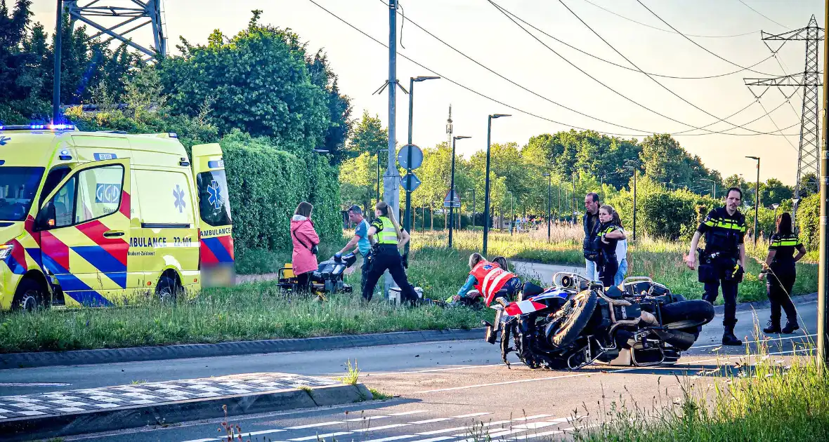 Motoragent botst tegen flitspaal en raakt zwaargewond