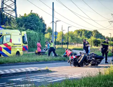 Motoragent botst tegen flitspaal en raakt zwaargewond