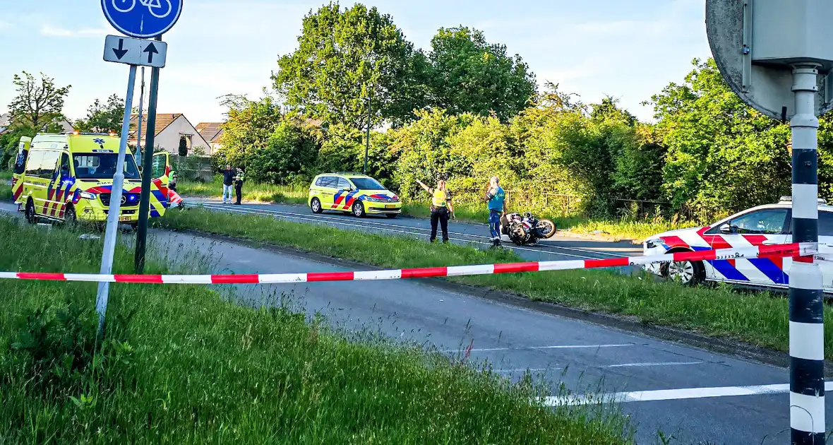 Motoragent botst tegen flitspaal en raakt zwaargewond - Foto 1