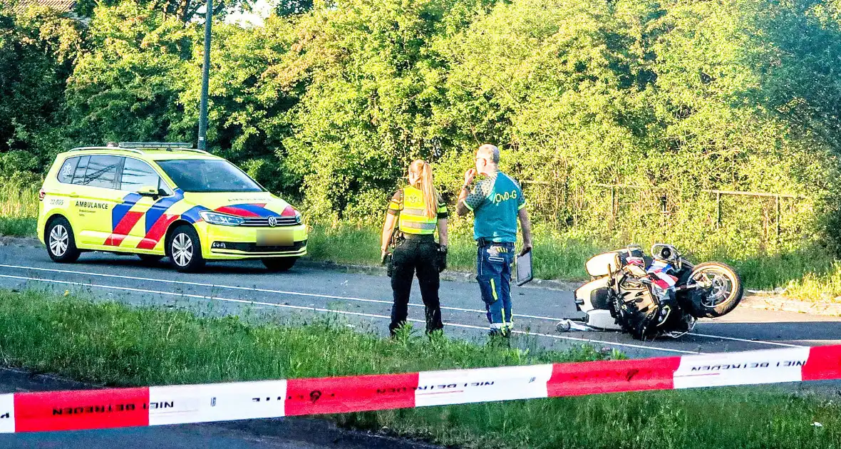 Motoragent botst tegen flitspaal en raakt zwaargewond - Foto 2