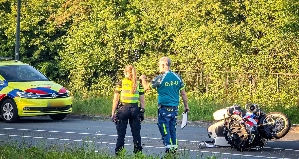 Motoragent botst tegen flitspaal en raakt zwaargewond - Foto 3