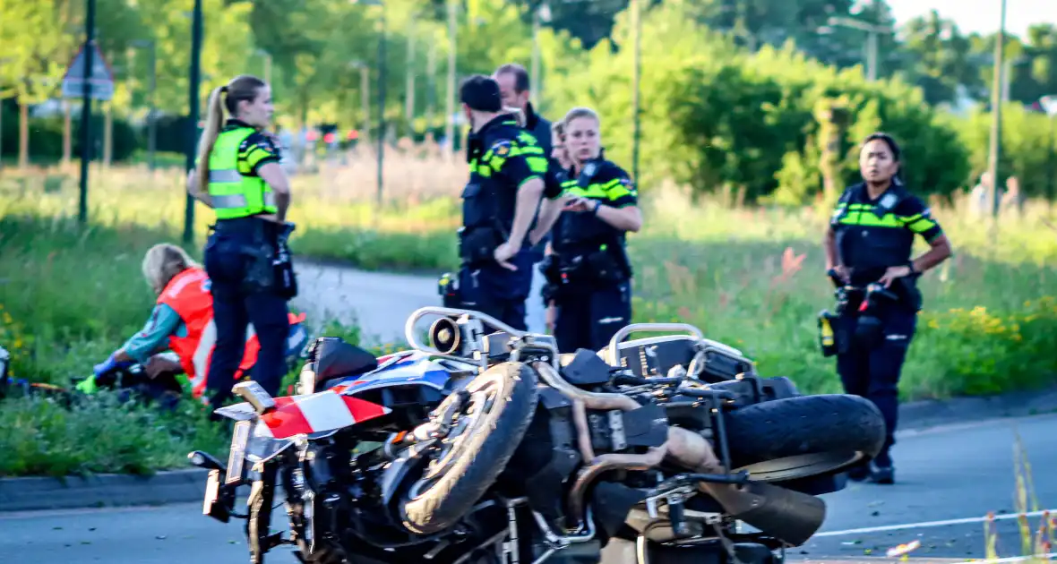 Motoragent botst tegen flitspaal en raakt zwaargewond - Foto 4
