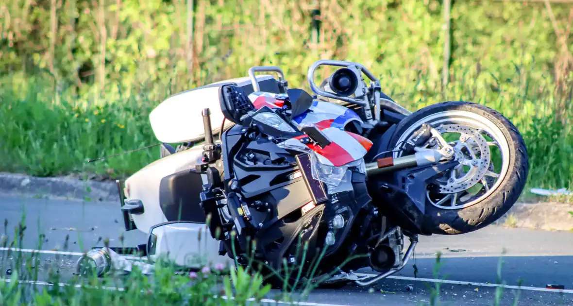 Motoragent botst tegen flitspaal en raakt zwaargewond - Foto 5