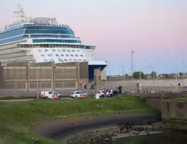Extinction rebellion blokkeert Sluis voor vertrekkend cruiseschip