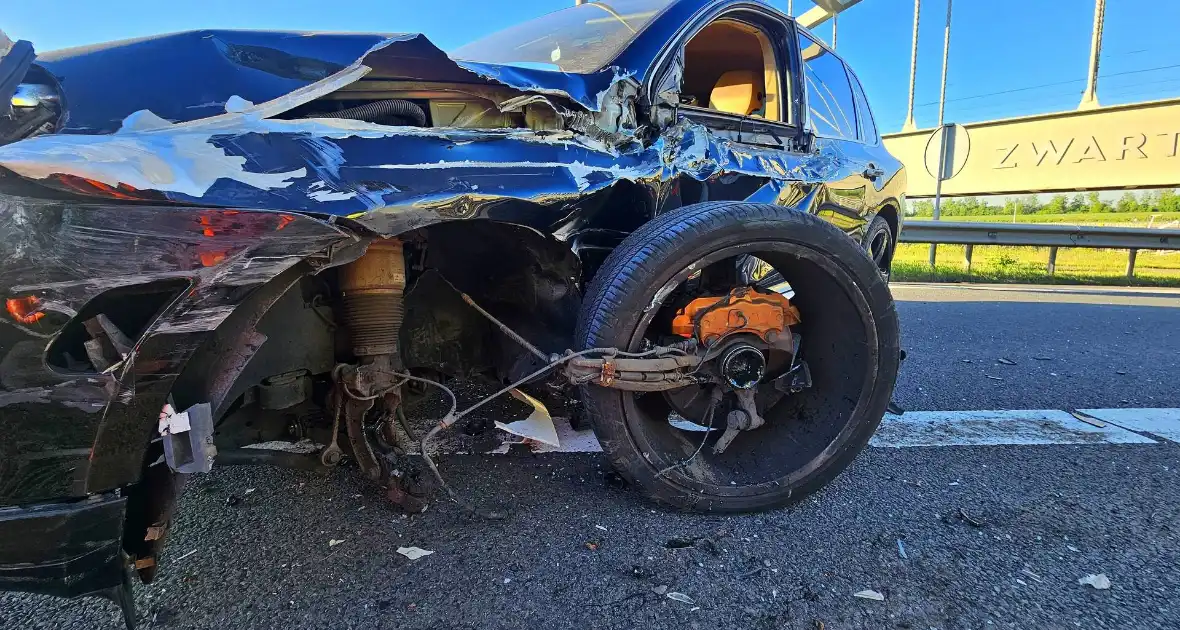 Dronken automobilist gewond bij botsing tegen vrachtwagen