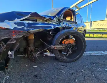 Dronken automobilist gewond bij botsing tegen vrachtwagen