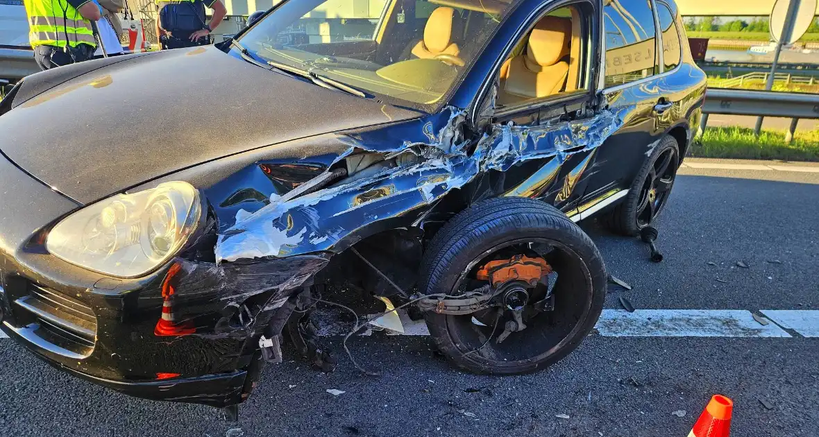 Dronken automobilist gewond bij botsing tegen vrachtwagen - Foto 1