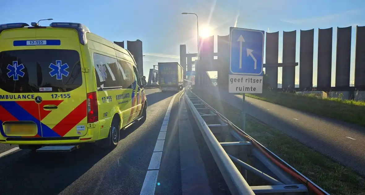 Dronken automobilist gewond bij botsing tegen vrachtwagen - Foto 3