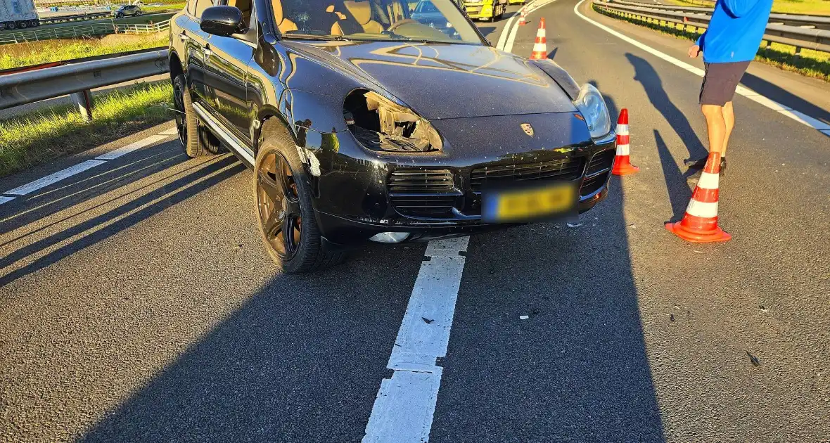 Dronken automobilist gewond bij botsing tegen vrachtwagen - Foto 4