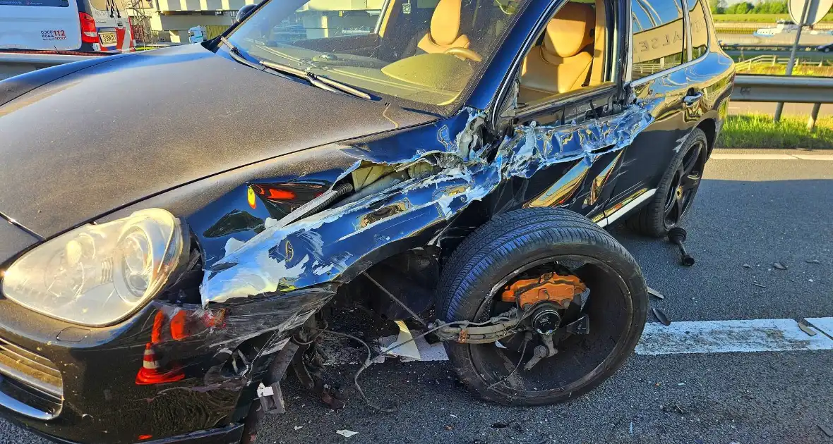 Dronken automobilist gewond bij botsing tegen vrachtwagen - Foto 6