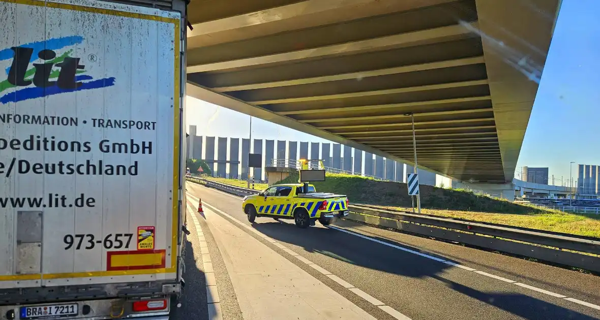 Dronken automobilist gewond bij botsing tegen vrachtwagen - Foto 8