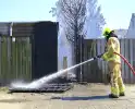 Schuur vat vlam door brandende coniferen