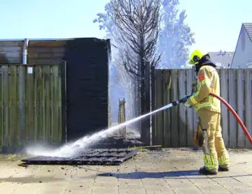 Schuur vat vlam door brandende coniferen