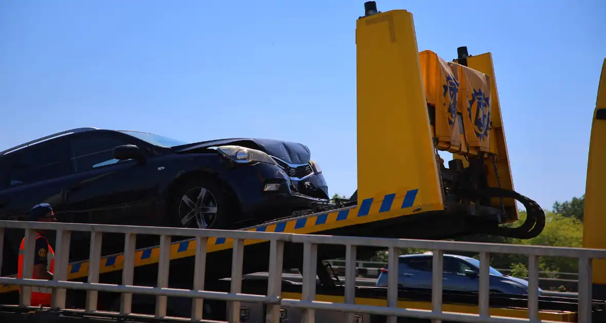 Ongeval tussen twee auto's leidt tot gewonde - Foto 1