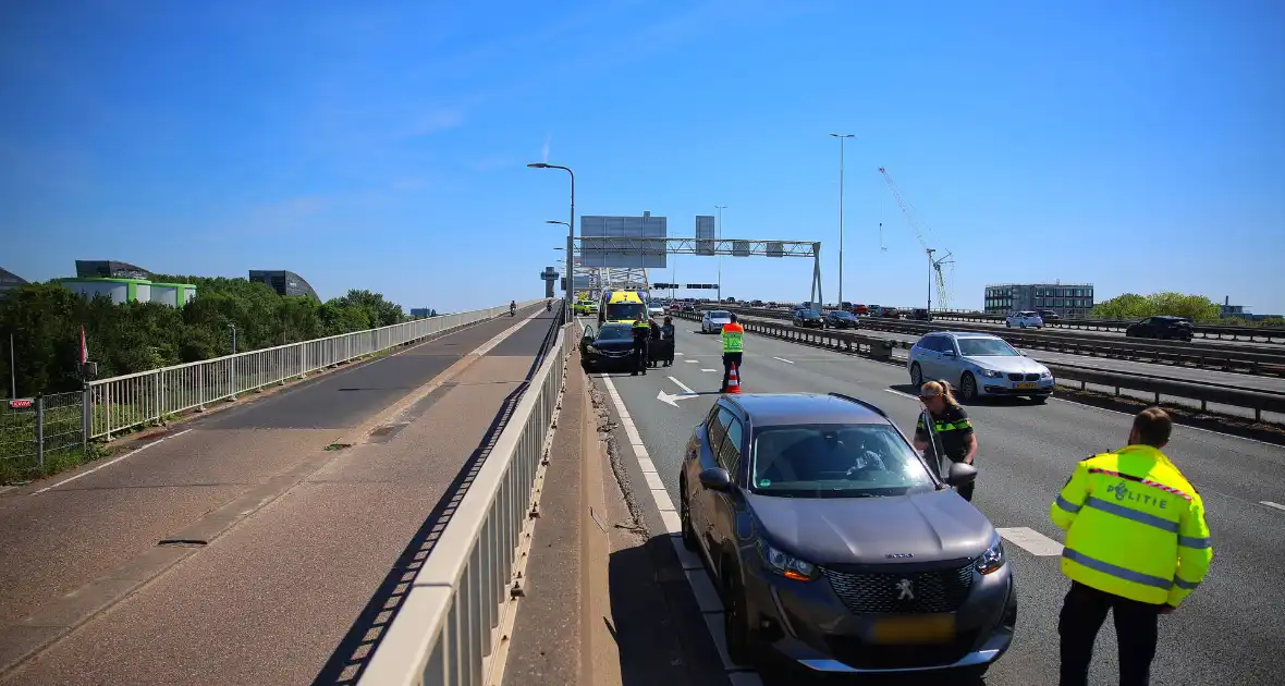 Ongeval tussen twee auto's leidt tot gewonde - Foto 6