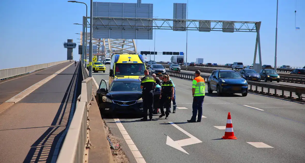 Ongeval tussen twee auto's leidt tot gewonde - Foto 7