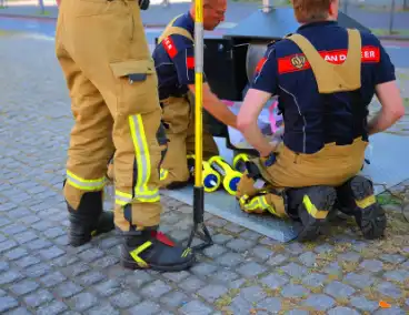 Brandweer haalt lachgasflessen uit afvalcontainer