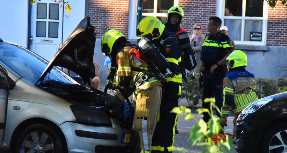 Motorcompartiment auto brandt volledig uit