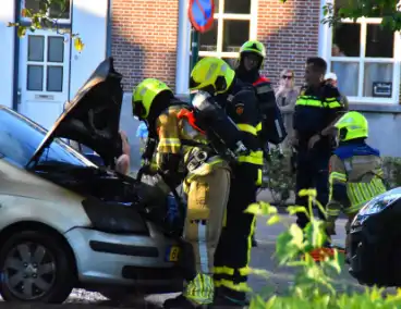 Motorcompartiment auto brandt volledig uit