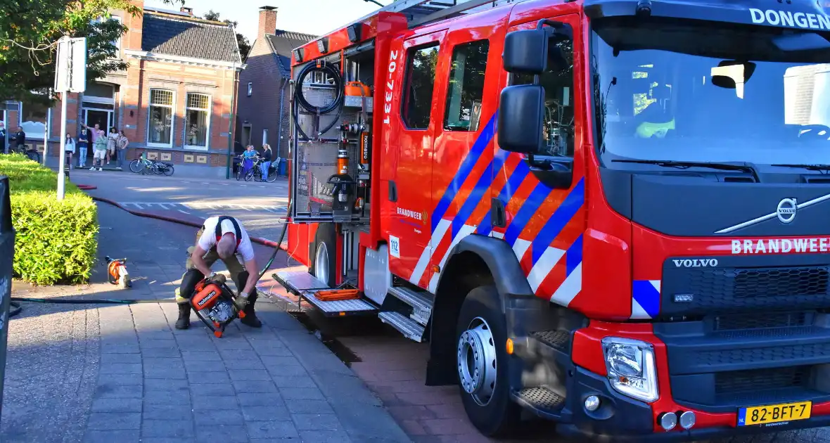 Motorcompartiment auto brandt volledig uit - Foto 1