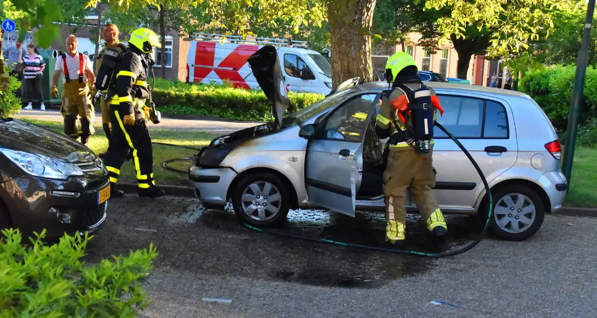 Motorcompartiment auto brandt volledig uit - Foto 2