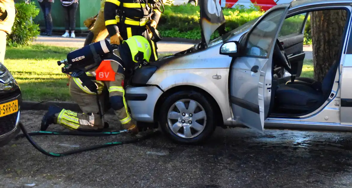 Motorcompartiment auto brandt volledig uit - Foto 3