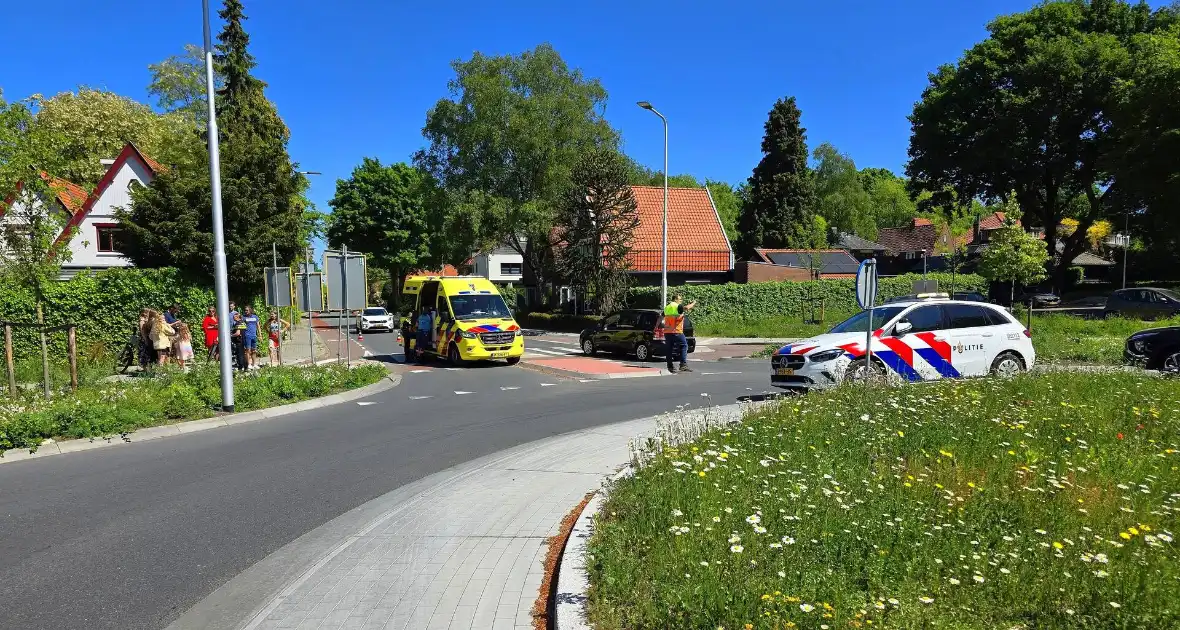 Wielrenner aangereden op rotonde , automobilist rijdt door