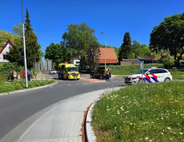 Wielrenner aangereden op rotonde , automobilist rijdt door