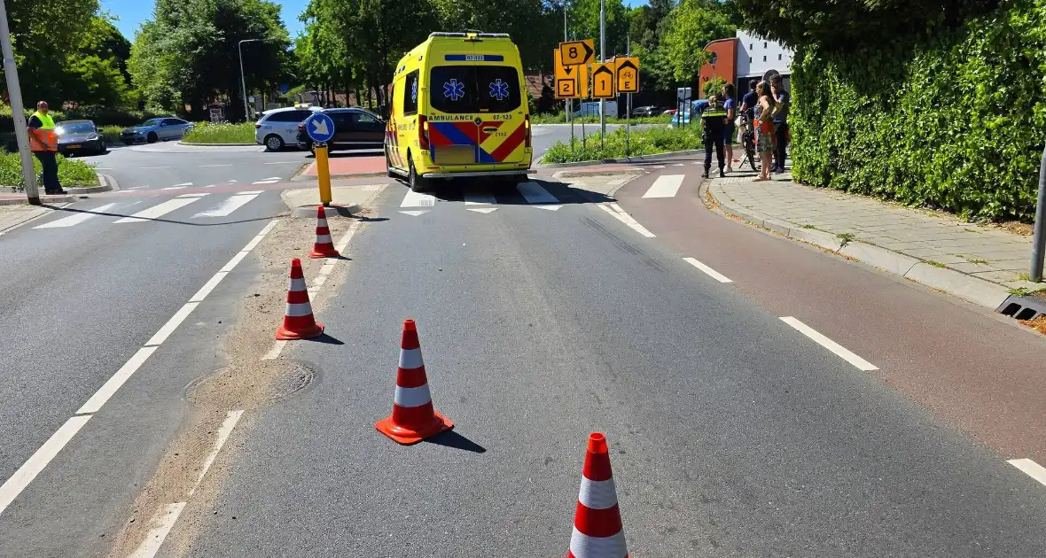 Wielrenner aangereden op rotonde , automobilist rijdt door - Foto 1