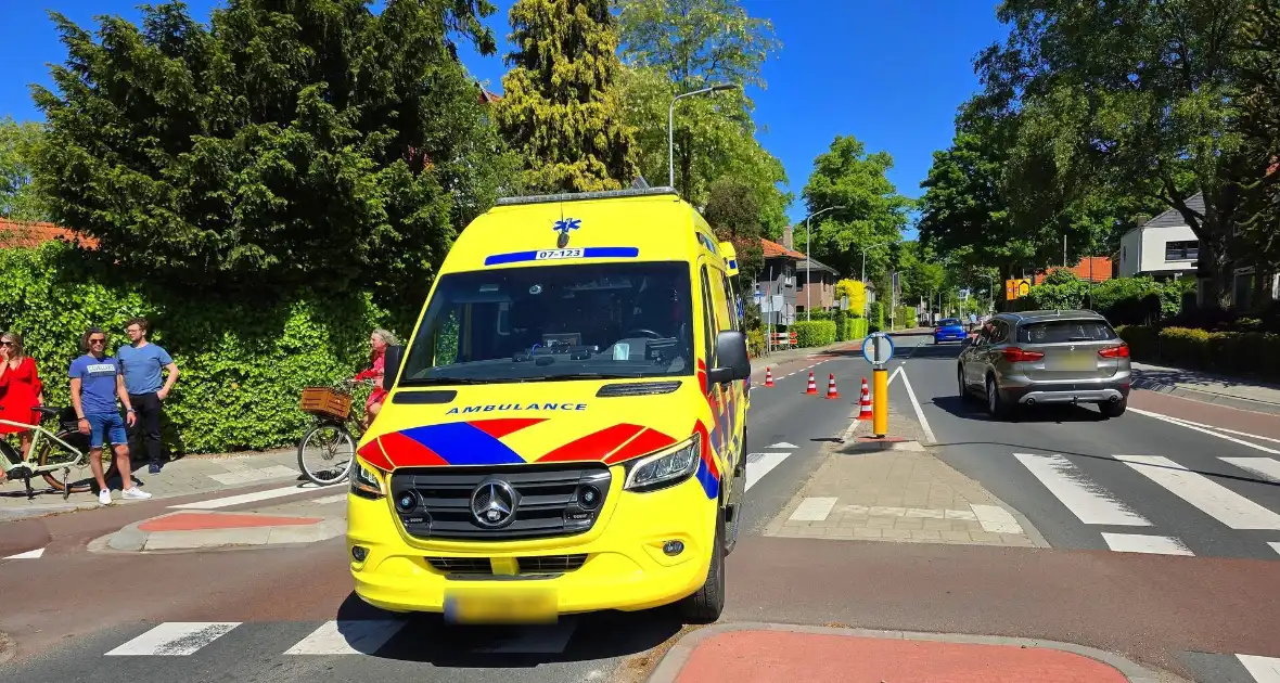 Wielrenner aangereden op rotonde , automobilist rijdt door - Foto 2