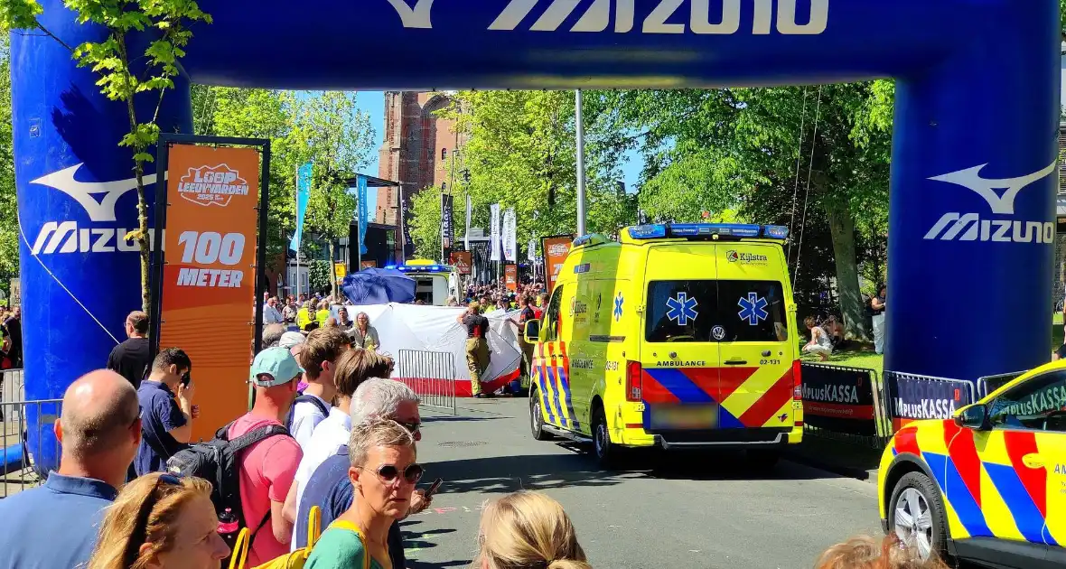 Deelnemer zakt net voor finish in elkaar