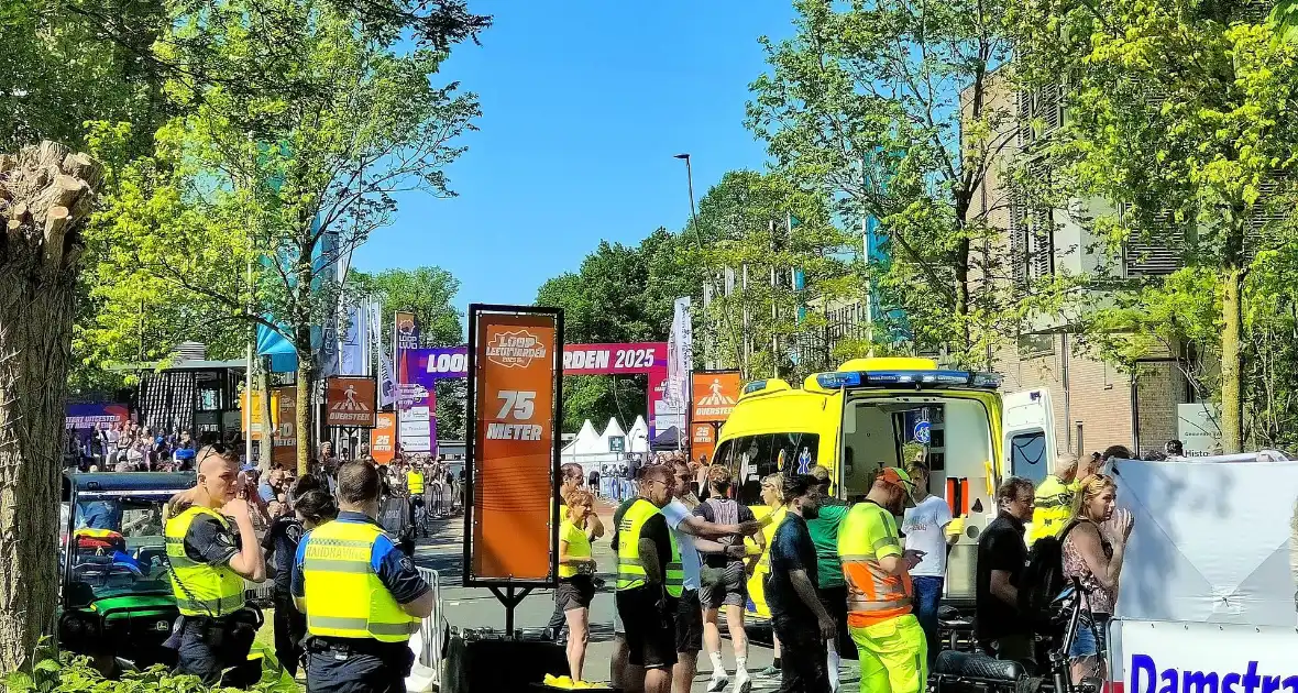 Deelnemer zakt net voor finish in elkaar - Foto 4