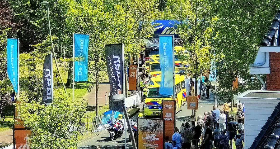 Deelnemer zakt net voor finish in elkaar - Foto 5