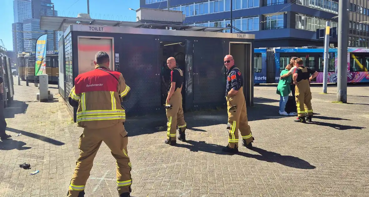 Vrouw opgesloten in openbaar toilet, brandweer bevrijdt haar - Foto 1