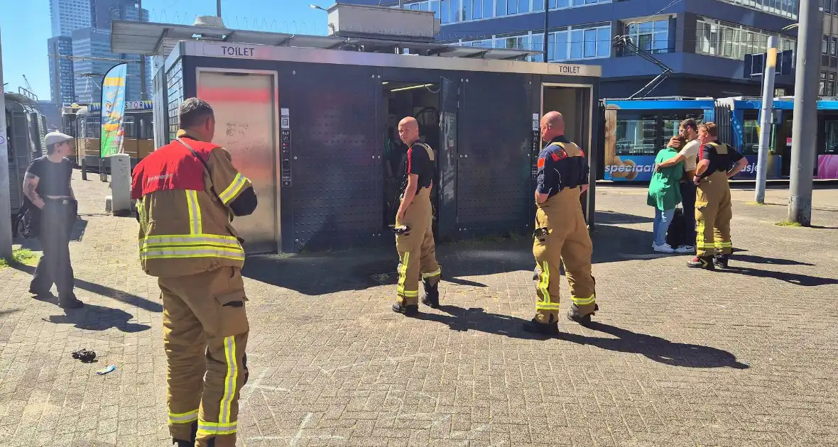 Vrouw opgesloten in openbaar toilet, brandweer bevrijdt haar - Foto 2