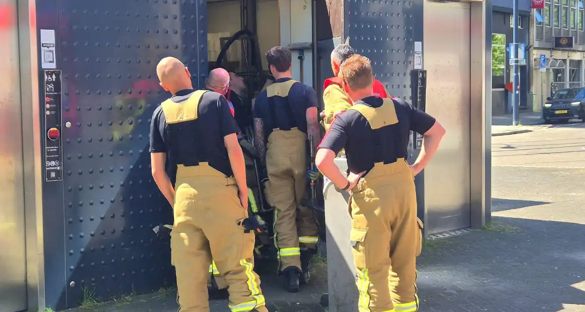 Vrouw opgesloten in openbaar toilet, brandweer bevrijdt haar - Foto 3