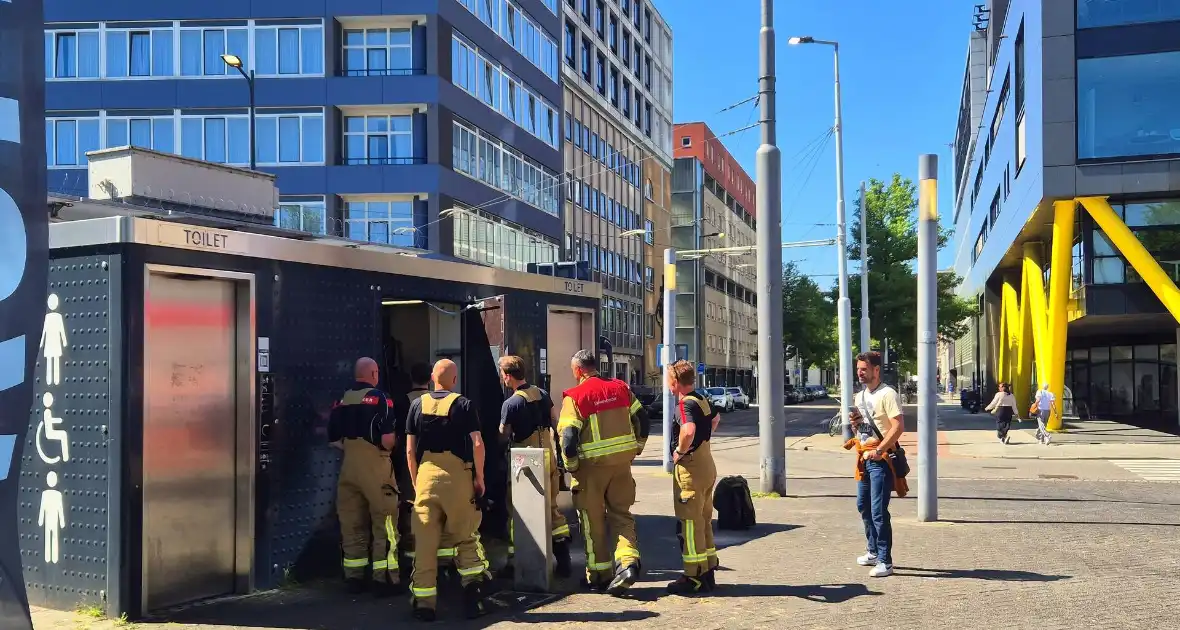 Vrouw opgesloten in openbaar toilet, brandweer bevrijdt haar - Foto 4