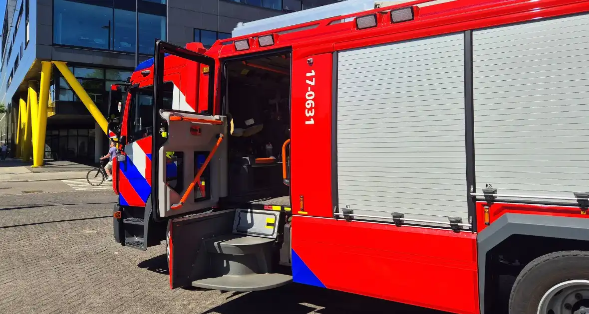 Vrouw opgesloten in openbaar toilet, brandweer bevrijdt haar - Foto 5