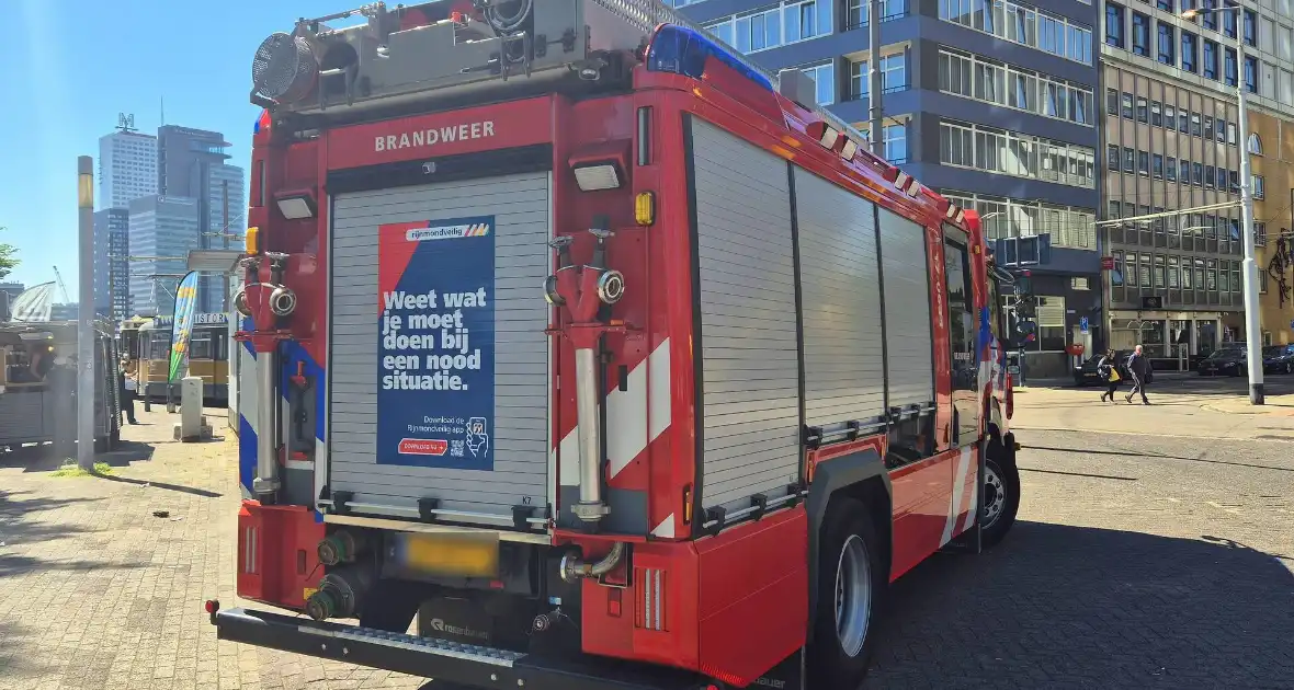 Vrouw opgesloten in openbaar toilet, brandweer bevrijdt haar - Foto 6