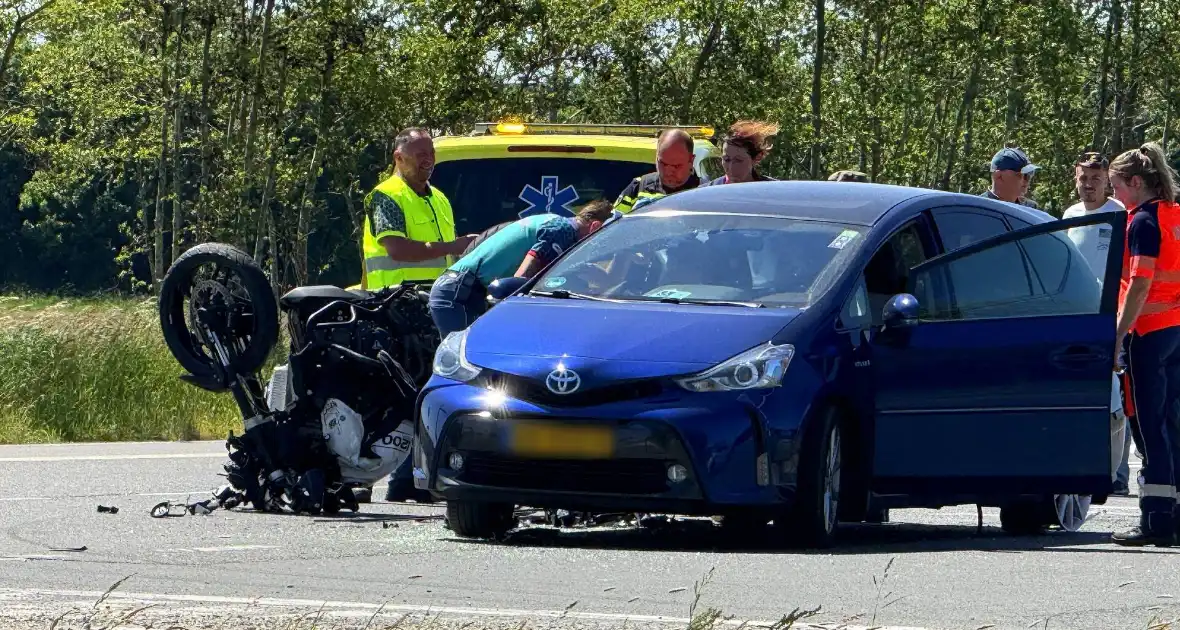 Motorrijder zwaargewond, inzittenden bevrijdt