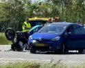 Motorrijder zwaargewond, inzittenden bevrijdt