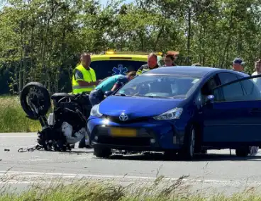 Motorrijder zwaargewond, inzittenden bevrijdt