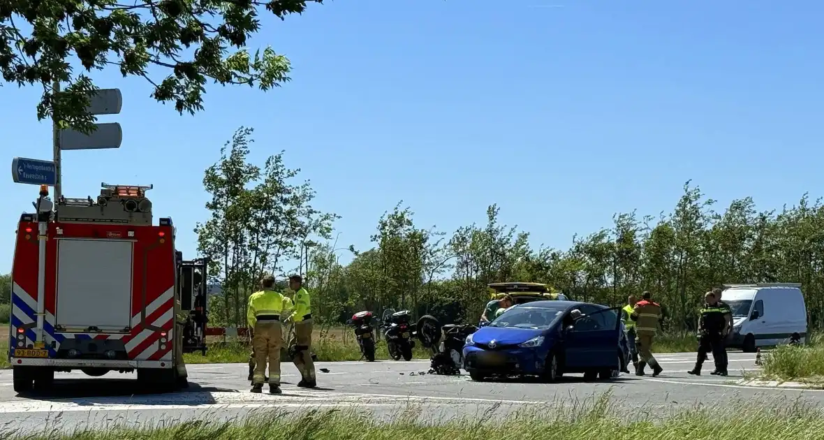 Motorrijder zwaargewond, inzittenden bevrijdt - Foto 1