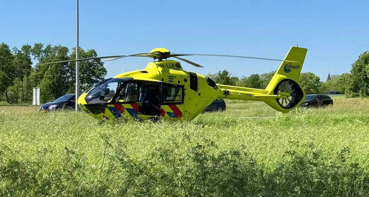 Motorrijder zwaargewond, inzittenden bevrijdt - Foto 2