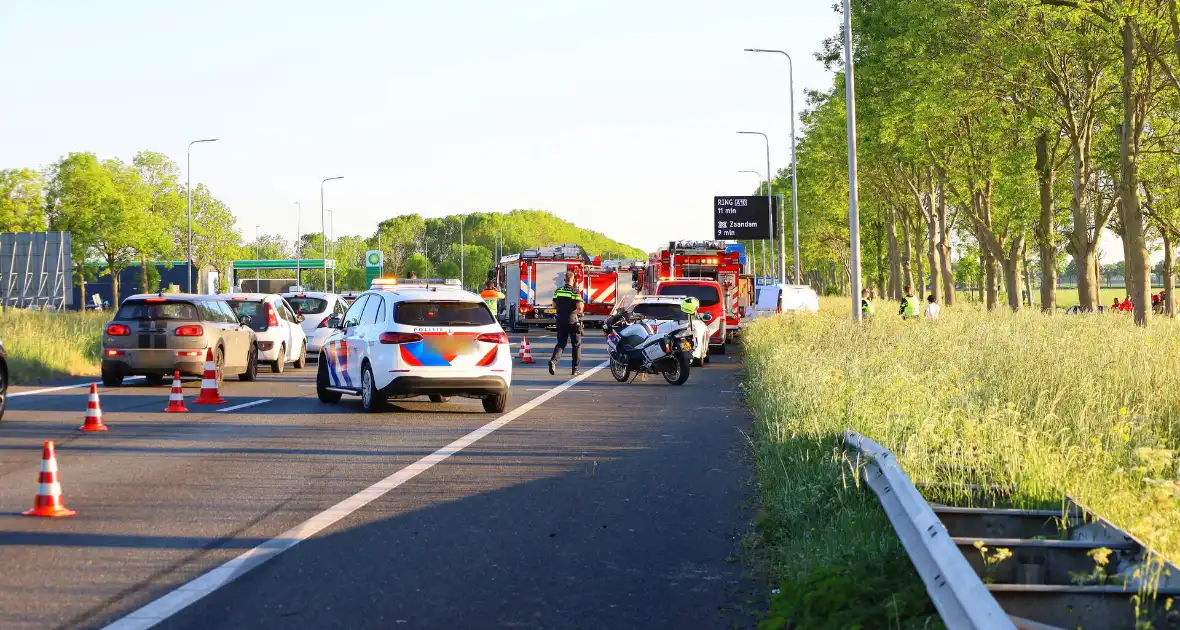 Ernstig ongeval tussen twee auto's op snelweg - Foto 2