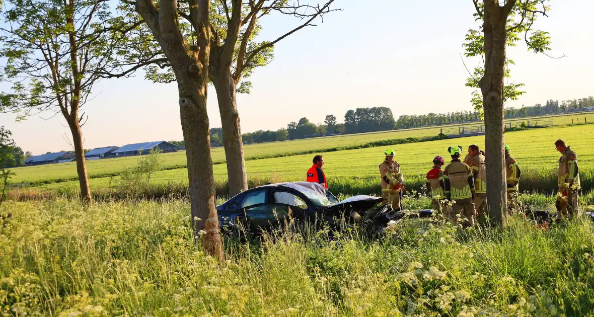 Ernstig ongeval tussen twee auto's op snelweg - Foto 5