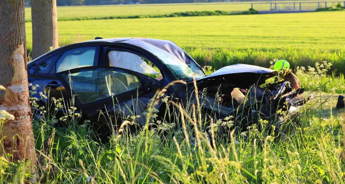 Ernstig ongeval tussen twee auto's op snelweg - Foto 6
