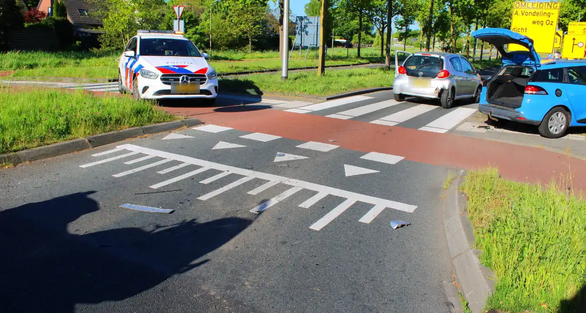 Ongeluk op rotonde leidt tot controle in ambulance