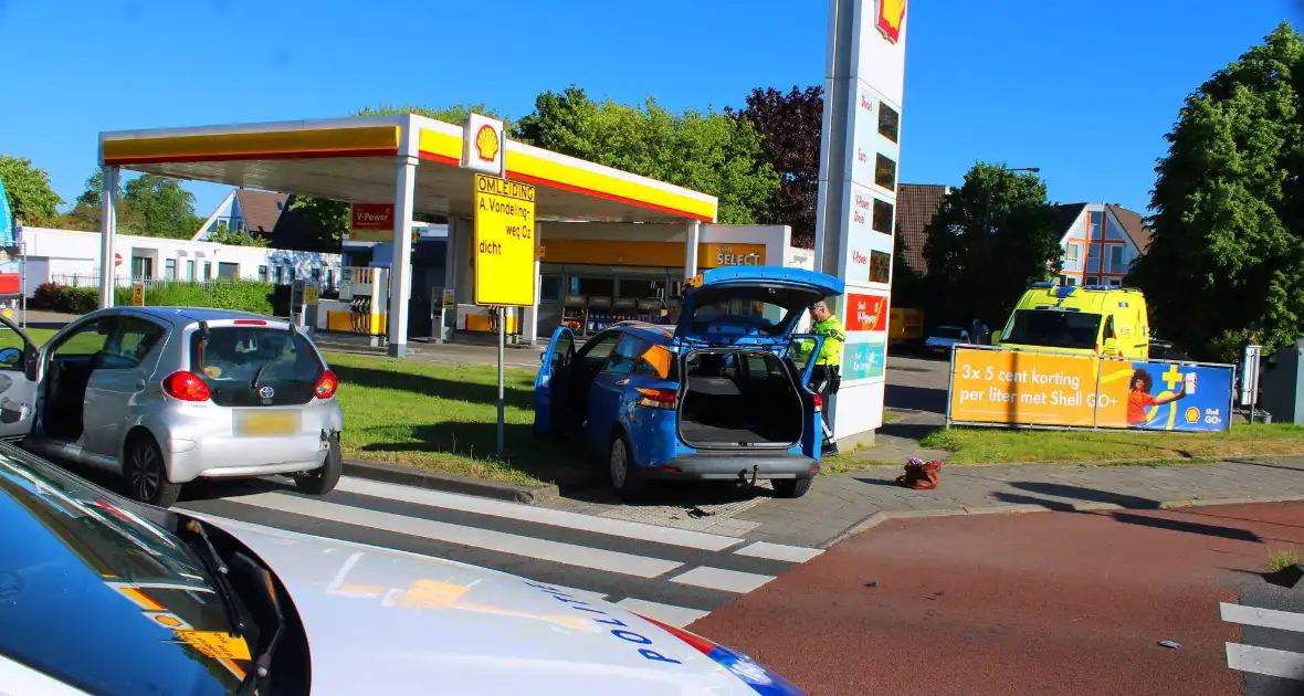 Ongeluk op rotonde leidt tot controle in ambulance - Foto 2