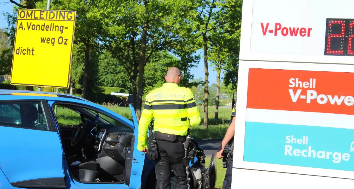 Ongeluk op rotonde leidt tot controle in ambulance - Foto 3